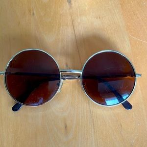 Gold circular glasses